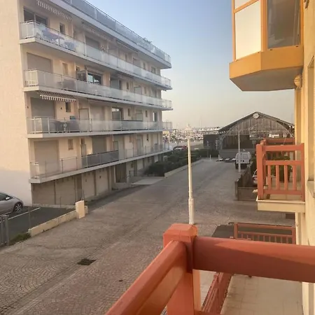 De Standing Au Port De L'aiguillon